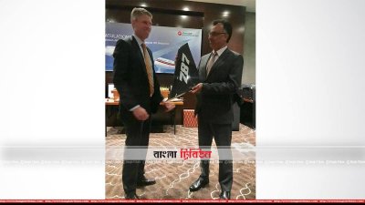 ড্রিমলাইনারের প্রতীকী টেল গ্রহণ করেন বিমান বাংলাদেশ এয়ারলাইনসের পরিচালক (ফ্লাইট অপারেশন) ক্যাপ্টেন ফারহাত হাসান জামিল