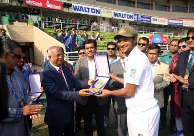 সাকিবের হাতে স্মারক ক্রেস্ট তুলে দিচ্ছেন দুদক চেয়ারম্যান ইকবাল মাহমুদ