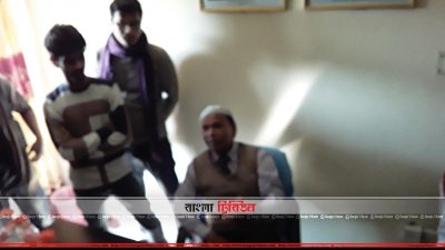শহীদ মুখতার ইলাহী হলের প্রভোস্টকে অবরুদ্ধ করে বিক্ষোভ করছেন আবাসিক শিক্ষার্থীরা
