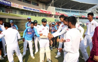 অভিষেক টেস্টে ব্যাট করতে নামার আগে সাদমানকে সতীর্থদের অভিনন্দন