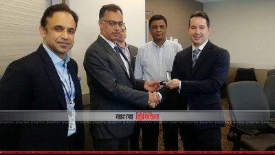 চাবি বুঝে নিচ্ছেন বিমান বাংলাদেশ এয়ারলাইনসের পরিচালক (ফ্লাইট অপারেশন) ক্যাপ্টেন ফারহাত হাসান জামিল