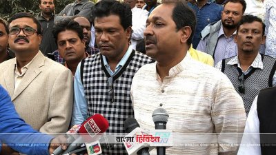 গাল বেয়ে চোখের পানি নামছে, ধরা গলায় কথা বলছেন দারা (ছবি&ndash; প্রতিনিধি)