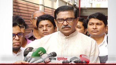 সাংবাদিকদের সঙ্গে কথা বলছেন মাহবুব-উল আলম হানিফ