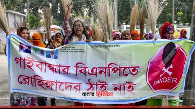 গাইবান্ধা জেলা মহিলা দলের ঝাড়ু মিছিল 