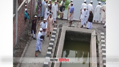 টঙ্গীর ইজতেমা ময়দানে লাঠি নিয়ে অবস্থান
