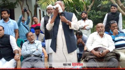 নেতাকর্মীদের সঙ্গে কথা বলতে গিয়েে আবেগ আপ্লুত হয়ে পড়েন কুমিল্লার মেঘনা উপজেলা আওয়ামী লীগের সভাপতি মো. শফিকুল আলম