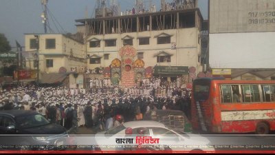 বিমানবন্দর সড়ক ছেড়ে একপাশে অবস্থান নিয়েছে তাবলিগ জামাতের সাদ বিরোধী অংশ