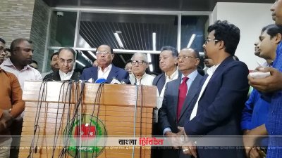 নির্বাচন কমিশন ভবনের সামনে সাংবাদিকদের ব্রিফ করেন মওদুদ