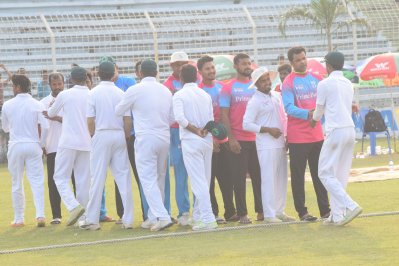 ম্যাচ শেষে হাত মেলাচ্ছেন পূর্বাঞ্চল ও দক্ষিণাঞ্চলের ক্রিকেটাররা
