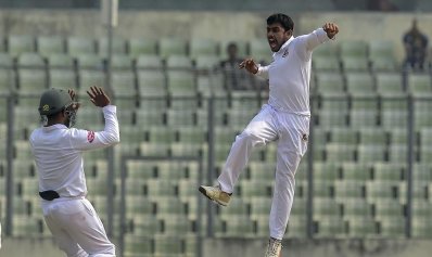 উড়ছেন মিরাজ
