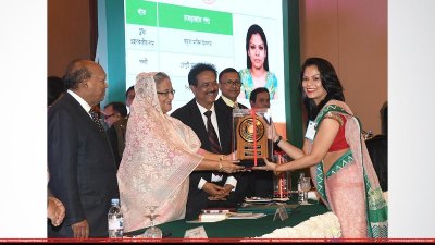 জাতীয় রফতানি ট্রফি ২০১৫-১৬ বিজয়ী এক উদ্যোক্তার হাতে ট্রফি তুলে দিচ্ছেন প্রধানমন্ত্রী শেখ হাসিনা। (ছবি: ফোকাস বাংলা)