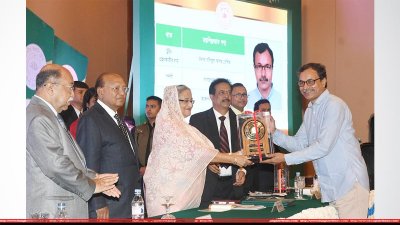 জাতীয় রফতানি ট্রফি ২০১৫-১৬ প্রদান অনুষ্ঠানে একজন বিজয়ীর হাতে পদক তুলে দিচ্ছেন প্রধানমন্ত্রী শেখ হাসিনা। (ছবি: ফোকাস বাংলা) 