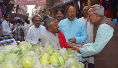 সাধারণ মানুষের সঙ্গে শুভেচ্ছা বিনিময়