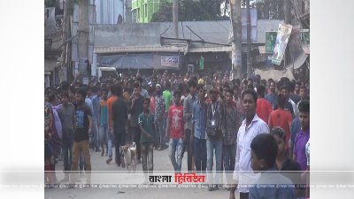 সড়ক অবরোধ করে গার্মেন্ট শ্রমিকদের বিক্ষোভ