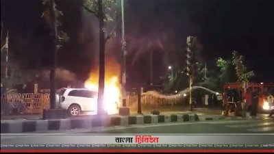 মাইক্রোবাসের আগুন নেভানোর চেষ্টা করছে ফায়ার সার্ভিস