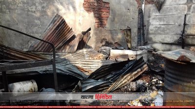আগুনে পুড়ে যাওয়া দোকান
