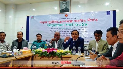 খুলনায় সড়ক দুর্ঘটনা হ্রাসকল্পে আয়োজিত আলোচনা সভায় বক্তব্য রাখছেন কেসিসি মেয়র