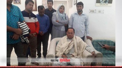 সাংবাদিকদের সঙ্গে কথা বলছেন মওদুদ আহমদ