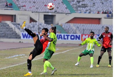 বিজেএমসির কাছ থেকে আরামবাগ (লাল জার্সি) খেলোয়াড়ের বল দখলের লড়াই