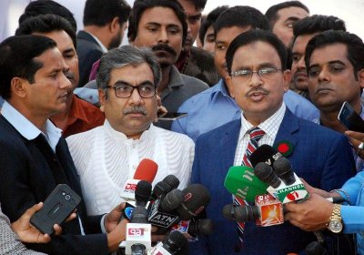 সাংবাদিকদের সঙ্গে কথা বলছেন সৈয়দ মোয়াজ্জেম হোসেন আলাল