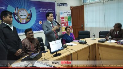 মতবিনিময় সভায় কথা বলছেন সাতক্ষীরার রিটার্নিং অফিসার