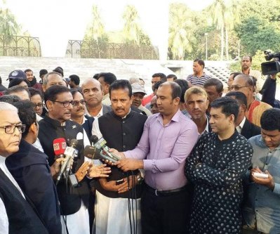 সাংবাদিকদের সঙ্গে কথা বলছেন ওবায়দুল কাদের