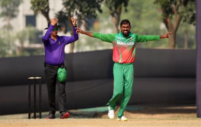 নাজমুল নেন দুই উইকেট