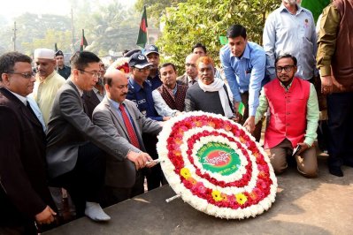 স্মৃতিস্তম্ভে শ্রদ্ধা নিবেদন করা হচ্ছে