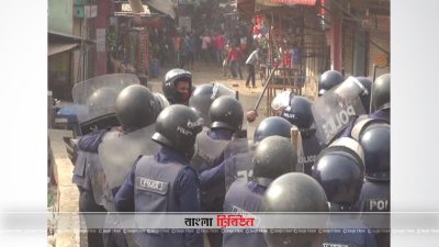 পোশাক শ্রমিকদের বিক্ষোভে পুলিশের বাধা