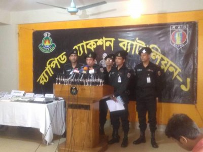 প্রতারক চক্রের চার সদস্যকে আটক করার র&zwnj;্যাবের প্রেসব্রিফিং