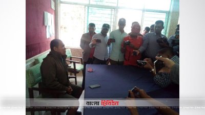 সাংবাদিকদের সঙ্গে আনন্দ চাকমা 