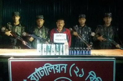 উদ্ধারকৃত মদ ও ফেনসিডিল 