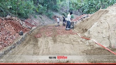 রাস্তা নির্মাণে নিম্নমানের ইট, বালু ব্যবহারের অভিযোগ