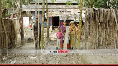 পিলার ও কাটাতারের বেড়া দিয়ে আটকে দেওয়া হয়েছে চলাচলে পথ