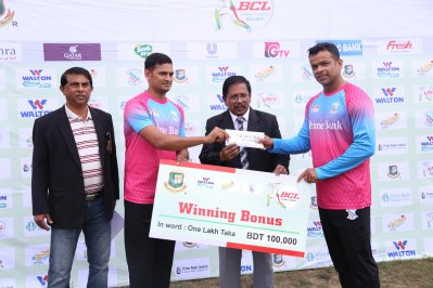 উইনিং বোনাস নিচ্ছেন দক্ষিণাঞ্চল অধিনায়ক রাজ্জাক