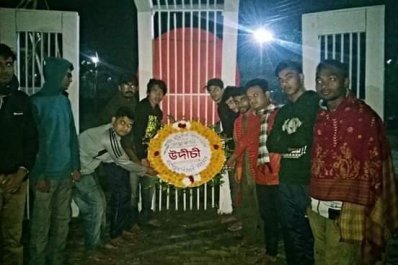 বুদ্ধিজীবী দিবসে বশেমুরবিপ্রবি উদীচী ও ছাত্র ইউনিয়নের পুষ্পস্তবক অর্পণ
