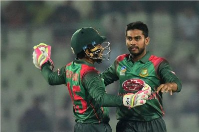 উইকেটকিপার মুশফিকের সঙ্গে উইকেট শিকারের আনন্দ ভাগ করে নিচ্ছেন মিরাজ