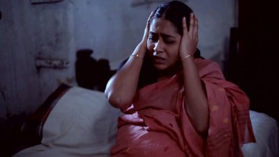 একটি দৃশ্যে অন্তঃসত্ত্বা মায়ের চরিত্রে মম