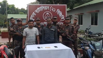উদ্ধার করা স্বর্ণসহ আটক ২ ব্যক্তি