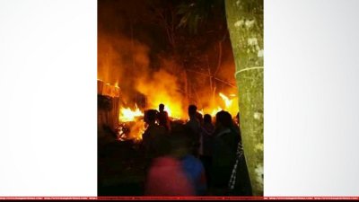 দুর্বৃত্তের দেওয়া আগুনে চারটি ঘর পুরে ছাই