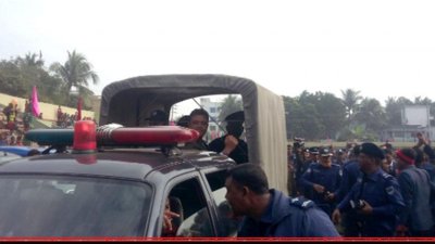 পুলিশকে মারধরের অভিযোগে ছাত্রলীগ নেতাসহ চারজন আটক