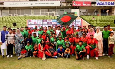 শহীদ জুয়েল ও শহীদ মুশতাক একাদশের ক্রিকেটার ও তাদের পরিবারের সদস্যরা এক ফ্রেমে (ছবি: বিসিবি)