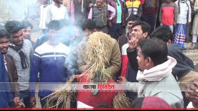 লতিফ সিদ্দিকির কুশ পুত্তলিকা দাহ করছে আ.লীগ প্রার্থীর কর্ম-সমর্থকরা