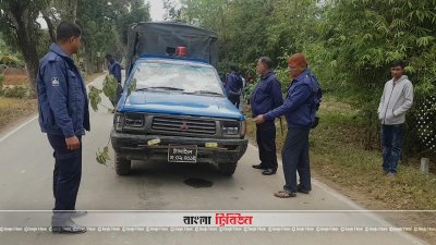 টাঙ্গাইলে পুলিশের গাড়িতে হামলা, আহত তিন