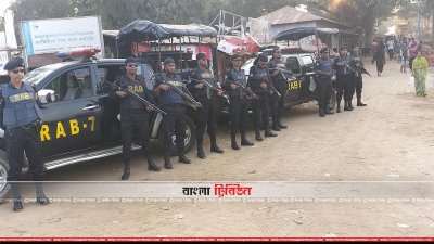 রোহিঙ্গা ক্যাম্পের সামনে সতর্ক অবস্থানে র&zwnj;্যাব