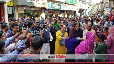 দলীয় নেতাকর্মীদের নিয়ে গণসংযোগ করছেন কাজী নাবিল আহমেদ