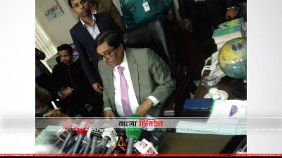 সাংবাদিকদের সঙ্গে আলাপকালে কমিশনার মাহবুব তালুকদার
