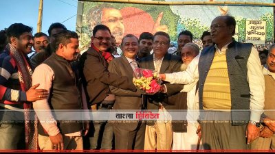 প্রার্থিতা প্রত্যাহার করে নেওয়ার পর জাপা প্রার্থী ফায়েকুজ্জামান ফিরোজকে ফুল দিয়ে অভিনন্দন জানানো হয়