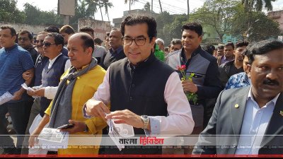 দলীয় নেতাকর্মীদের নিয়ে গণসংযোগ করছেন কাজী নাবিল আহমেদ