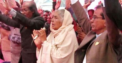 নির্বাচনি জনসভায় বক্তব্য রাখছেন মতিয়া চৌধুরী